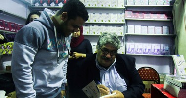 بالصور.. محمد منير يوقع "وقائع مسروق بن مسروق" فى معرض الكتاب