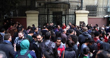 بالصور.. إضاءة الشموع ووضع الورود أمام السفارة الإيطالية تضامناً مع جوليو روجينى‎ 