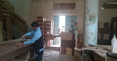 بالصور.. رغم تجريم عمالة الأطفال محليا ودوليا.. 200 ألف طفل يعملون بورش صناعة الأثاث فى دمياط.. الأطفال: النجارة أفضل من التعليم ولو اتعلمنا مش هنلاقى وظائف.. والحرفة فلوسها أكتر من الوظيفة