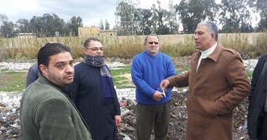بالصور.. رئيس مركز طلخا يتابع رفع القمامة بمقلب عشوائى ويأمر بتشجير المنطقة