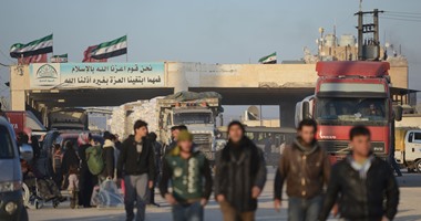 بالصور.. آلاف المدنيين الفارين من معارك سوريا عالقون قرب الحدود مع تركيا