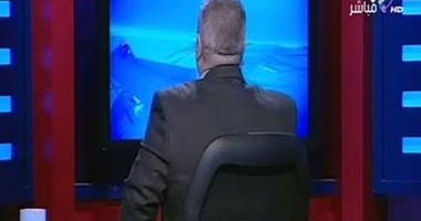 أحمد شوبير يُدير وجهه للمشاهدين على الهواء منتقداً طريقة "الأولتراس"