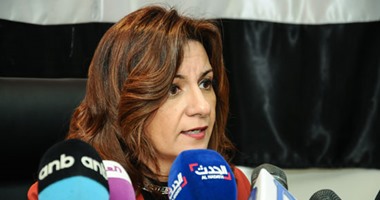 "نبيلة مكرم" نصيرة العمال الغلابة.. حماسها وجولاتها المكوكية بالداخل والخارج تنعش الوزارة دون وجود مقر وميزانية.. واستعادة سجينين مصريين من السعودية آخر نجاحاتها