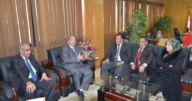 بالصور.. وفد من الحزب المصرى يكرم محافظ الإسماعيلية