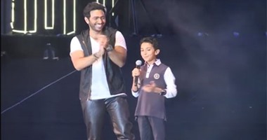 بالفيديو.. تامر حسنى يقدم "لؤى" بحفله بعد استبعاده من  "the voice kid"