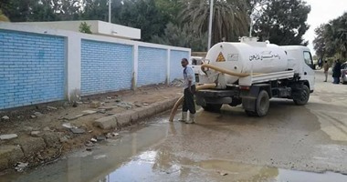 حى الأربعين ينهى أزمة مياه الصرف بمنطقة السادات بالسويس