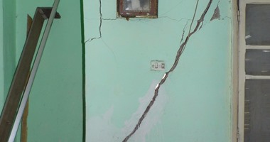 بالصور.. كارثة جديدة تهدد 30 أسرة بالإسكندرية.. مقاول يتسبب فى ميل وتصدعات بعقار أثناء عمليات حفر.. الشرطة مازالت تبحث عن المقاول الهارب.. و"الحى": أصدرنا قرار بإخلاء العقار حرصا على أرواحهم
