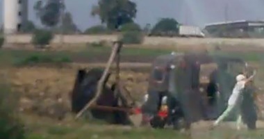 بالفيديو.. "آخر تقاليع المصريين".. استخدام "توك توك" فى تشغيل الساقية