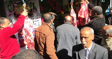 محافظ سوهاج يغلق محل جزارة يبيع لحوما غير صالحة للاستهلاك الآدمى