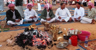 بالصور.. "دخان يعمى ولا برد يقتل".. النار والحطب و"المنقد" وسائل بدو سيناء لمقاومة الشتاء.. جلد الأغنام الناشف يستخدم وشاحًا ومفرشًا ضد برودة الجو.. والالتفاف حول الجمر طقس شتوى لا يفارق السيناوية