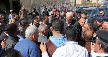 بالصور.. محافظ السويس يتفقد أعمال الرصف بمنطقة النبى موسى والأنصارى