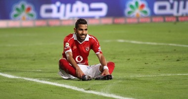 أصحاب الكافتيريات يجذبون زوار المعرض بعرض مباراة الأهلى والزمالك
