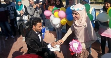 بعد انتشارها فى الجامعات .. موضة "يافطة تتجوزينى" تنتقل لمعرض الكتاب