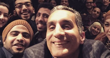 باسم يوسف يلتقط "سيلفى" مع المصريين بجامعة نيويورك على "انستجرام"
