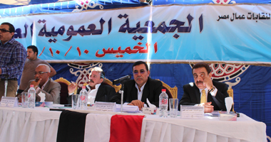 بالصور.. رئيساً العمال السابق والحالى يرددون "إيد واحدة"