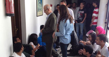 إضراب طلاب الجامعة الفرنسية للمطالبة بإقالة عميد كلية تجارة