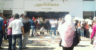 العشرات من طلاب الإخوان يتظاهرون بجامعة السويس