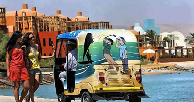 "توك توك الشاطئ" وسيلة ترويج السياحة فى شرم الشيخ 