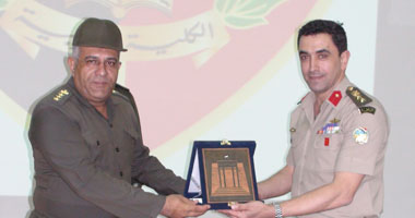   الكلية الحربية تهدى درعها للعقيد أحمد على المتحدث العسكرى 