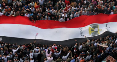 قانون جديد يعاقب من يهين العلم أو لا يقف أثناء السلام الوطنى