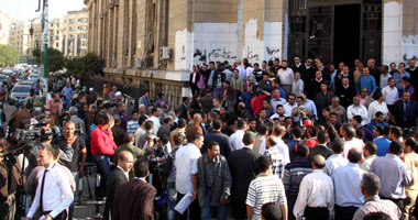 محامون يتظاهرون أمام القضاء العالى تضامنا مع النيابة ضد النائب العام