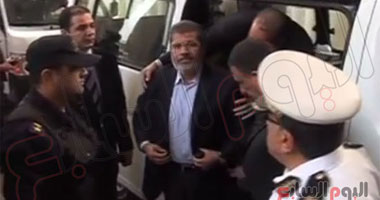 مصادر: مرسى يسمى فريق دفاعه ويختار العوا والدماطى للدفاع عنه