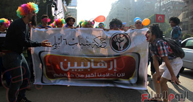 بالصور..6 أبريل تنظم وقفة أمام مجلس الدولة بـ"مسدسات المياه والأقنعة الكرتونية" للتنديد بدعاوى حظرها.. والمتظاهرون يرقصون على أنغام "جدو على".. منسق الحركة: أتوقع عدم قبولها