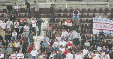 جماهير الزمالك تقتحم مدرجات الاستاد.. والصقر يطالبهم بالخروج