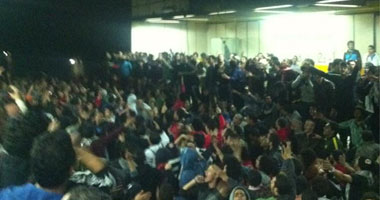 متظاهرون يقتحمون محطة مترو السادات ويقطعون الشريط