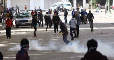 شباب "بلاك بلوك" يزيلون الأسلاك الشائكة بـ"محمد محمود"