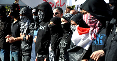 والد أحد متهمى قضية "بلاك بلوك": تهمة ابنى الحقيقية هى جلوسه الدائم أمام "الإنترنت"