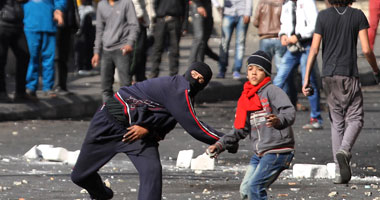 إطلاق مكثف لقنابل الغاز بـ"قصر العينى" لمنع محاولات هدم الجدار الخرسانى