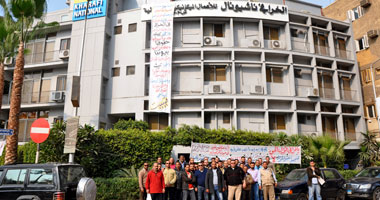 عمال "الخرافى ناشيونال" يواصلون تظاهرهم أمام مقر الشركة