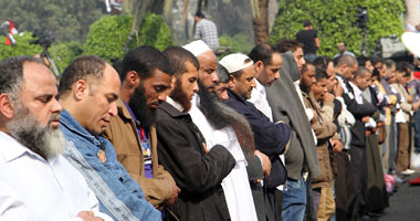 مؤيدو الرئيس مرسى يؤدون صلاة الظهر أمام جامعة القاهرة
