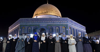 آلاف الفلسطينيين يؤدون صلاة التراويح فى المسجد الأقصى