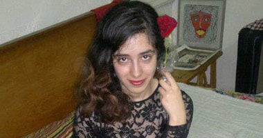 علياء المهدى تنشر صورتها عارية على علم "داعش"