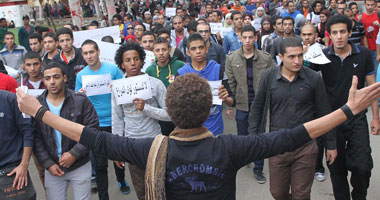 الطلاب المعارضون بـ"عين شمس" يطردون الإخوان من الجامعة