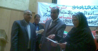 بالصور.. تكريم الحاصلين على شهادات محو الأمية بالإسماعيلية 