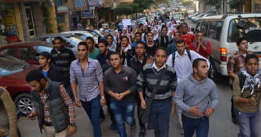 الإخوان يتجمعون أمام مسجد حمزة بالسويس