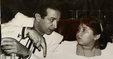 سارة نور الشريف تنشر صورا نادرة تجمعها بوالدها وأخرى لوالدتها وخالتها