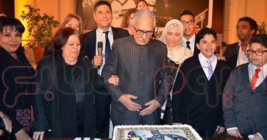 بالصور..الفنانون يحتفلون مع عبد الرحمن أبو زهرة فى عيد ميلاده الـ80