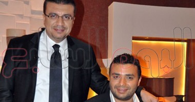 بالصور.. عمرو الليثى عازف "أورج" فى كواليس "بوضوح" مع رامى صبرى 