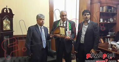 عضو بمنظمة التحرير يلتقى "عاشور" ويهديه درع النضال الفلسطينى