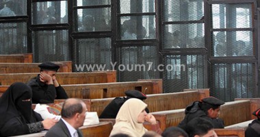 إيداع متهمى "أحداث شغب بولاق أبو العلا" قفص المحكمة لبدء محاكمتهم