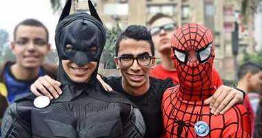 أسرار الأبطال الخارقين اللى "فتحوا" فى شوارع مصر.. "سبايدر مان" فكرة مصور شاب ويرتديه "شيف".. "بات مان" لاعب باركور مصرى.. و"صانع السعادة" طالب فى "آداب فلسفة".. و"فلفل" منجد من "فاقوس"