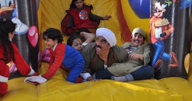 بالفيديو.. "فزاع" يسأل عن "التيزر" فى أولى بطولاته سينمائية