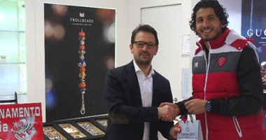 حجازى يتسلم جائزته من مجوهرات جريفون كأفضل لاعب