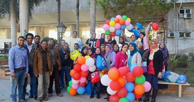 3 فتيات ينشرن السعادة على الأطفال المرضى بالحلوى والبالونات
