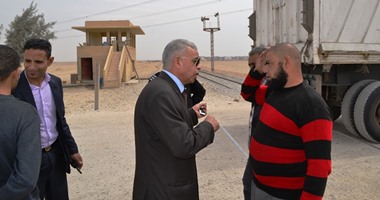 بالصور.. محافظ السويس يطالب بإغلاق المزلقانات غير القانونية