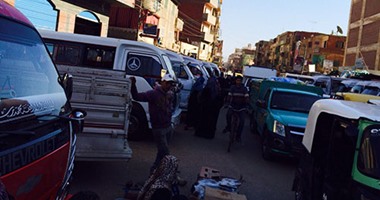 بالصور.. سائقو خط "محلة مرحوم - طنطا" يواصلون إضرابهم اعتراضًا على نقل الموقف